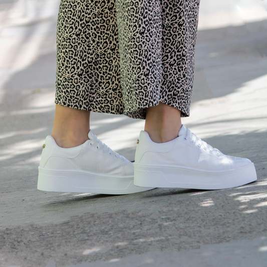 Coco White  | Tenis casual con grabado - EMME 