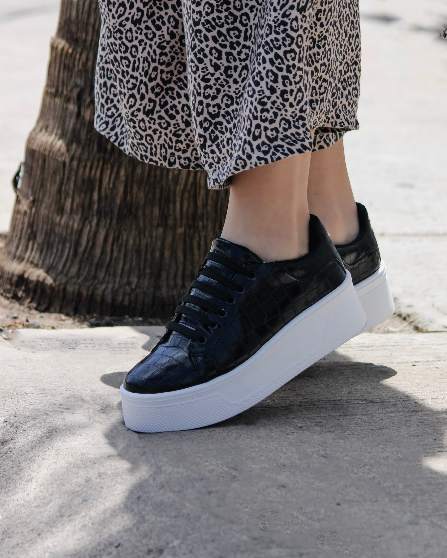 Coco Black  | Tenis casual con grabado - EMME 